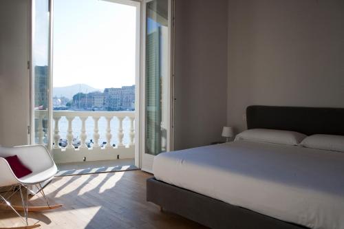 费拉约港波尔图索尔住宿加早餐旅馆的一间卧室设有一张床,享有阳台的景色