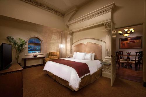 萨菲奢华皇谷酒店客房内的一张或多张床位
