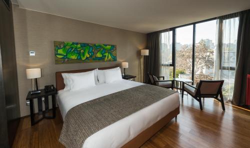 圣地亚哥拉德拉精品酒店的酒店客房设有一张床和一个大窗户