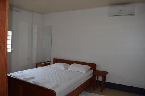 帕拉马里博Klein-kronenburg Bakkershuisje的一间卧室配有一张带白色床单和两个枕头的床。