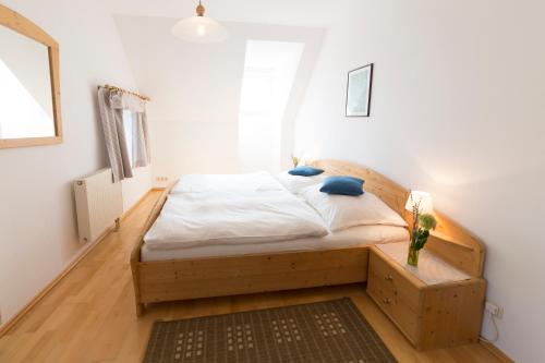Hartmannsdorf佐勒农场假期酒店的一间卧室配有一张木架床