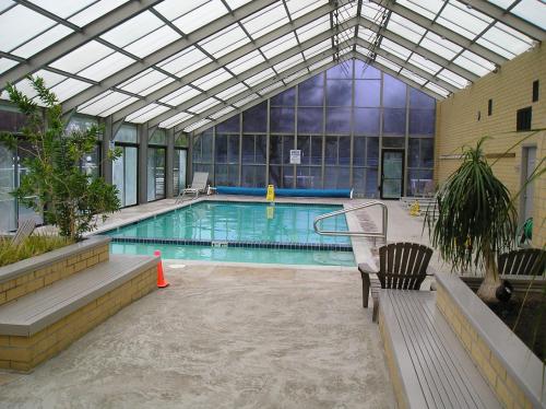 西塞德海滨露营度假村一室公寓4号假日公园的一座带玻璃天花板的大型游泳池