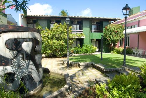 萨尔瓦多凯萨琳娜帕拉瓜库酒店的享有大楼庭院的景色