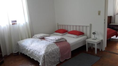 特劳恩基兴阿姆巴尔斯坦酒店的一间卧室配有两张带红色枕头的床