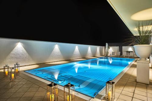 比比翁蕾佳娜皇宫酒店的大楼里的一个大型蓝色游泳池