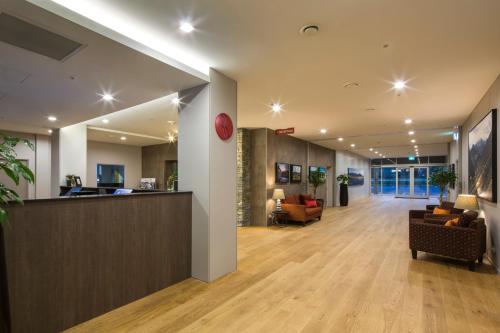 Ramada Suites by Wyndham Queenstown Remarkables Park大厅或接待区