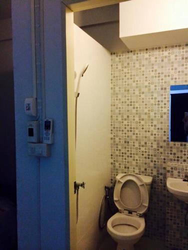 曼谷Bann Bunga Inn的一间带卫生间和水槽的浴室
