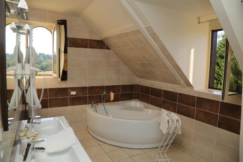 Cublac莱斯·科林斯酒店及餐厅的带浴缸和盥洗盆的浴室
