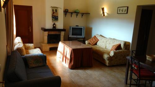 阿拉色那Casa Rural La Era 2 - Adults Only的客厅配有两张沙发和一台电视机