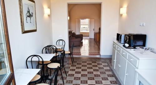 佛罗伦萨德罗梅达里奥I1住宿加早餐旅馆的一间带桌椅的客厅和一间厨房