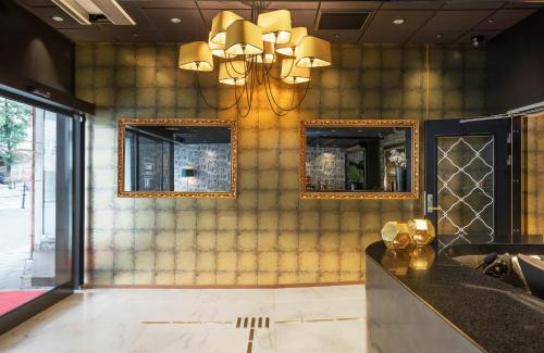 斯塔万格斯塔万格索恩酒店的浴室设有两面镜子和盥洗盆