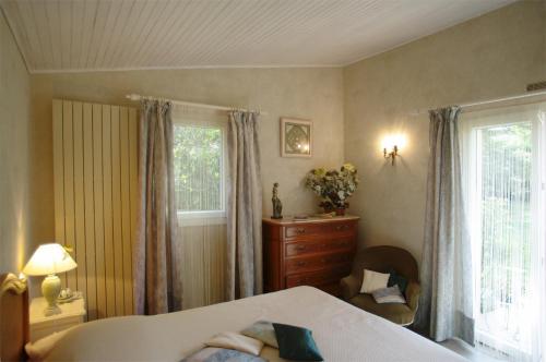 Mirefleurs玛丽瓦乐安尼住宿加早餐旅馆的一间卧室配有一张床、一个梳妆台和一扇窗户。