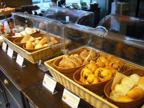 东京格兰贝尔酒店的装有面包和糕点篮的展示盒