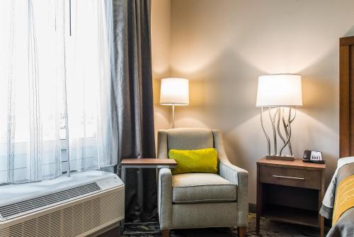 瓦尔多斯塔Comfort Inn & Suites Valdosta的酒店客房设有椅子和窗户。