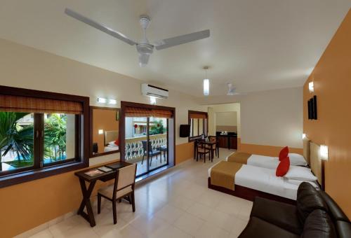 帕纳吉Sandalwood Hotel & Suites的酒店客房设有床和客厅。