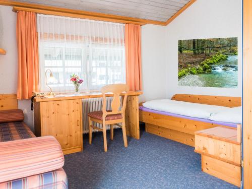 阿特尔高地区圣格奥尔根Siri's Einkehr的客房设有两张床、一张桌子和一个窗户。