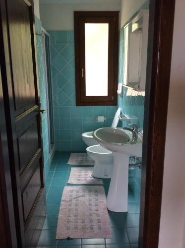 巴德希Casa Vacanze Residence I delfini的一间带水槽和卫生间的浴室以及窗户。