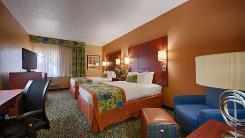 弗雷斯诺贝斯特韦斯特高级弗雷斯诺酒店的酒店客房,设有两张床和一张沙发