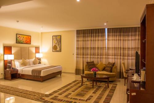 达累斯萨拉姆海贝千禧酒店的酒店客房,配有床和沙发