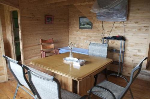 圣赫拉多德多塔格查尔山谷小屋的一间带木桌和椅子的用餐室