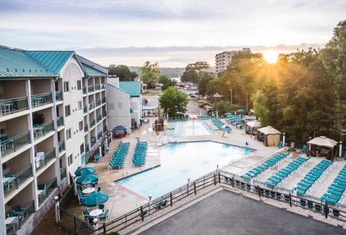 日内瓦湖日内瓦湖湾酒店的享有酒店游泳池的空中景致