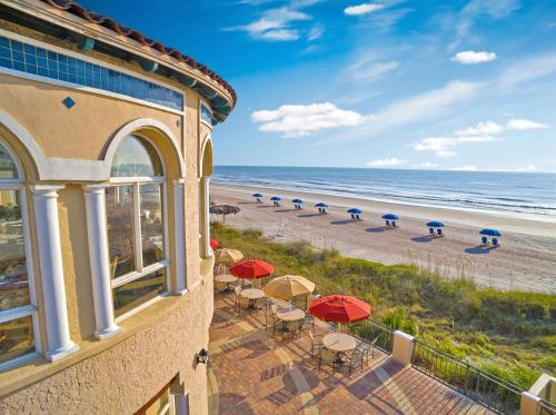 庞特韦德拉比奇蓬特韦德拉海滩旅馆及俱乐部的从大楼欣赏海滩美景