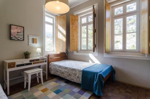 蒙希克蒙希克度假屋的卧室配有一张床、一张书桌和窗户。