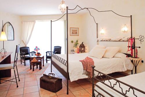 布里尤德拉萨皮涅尔酒店的一间卧室配有四柱床和一张书桌