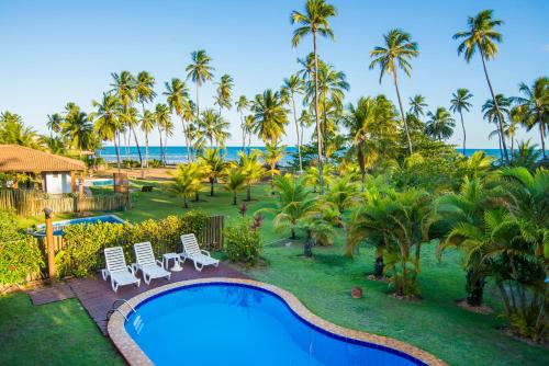 普拉亚多Casa Giada的享有度假村的空中景致,设有游泳池和棕榈树