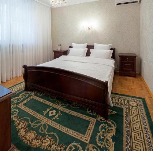 基希讷乌Villa Romantica on Vlaicu-Pircalab的一间卧室配有一张绿地毯的大床