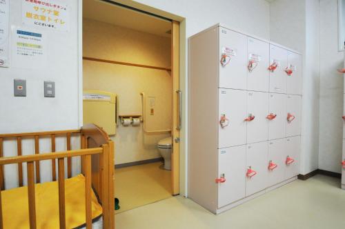 富良野富良野高地酒店的一间医院间,设有卫生间和储物柜
