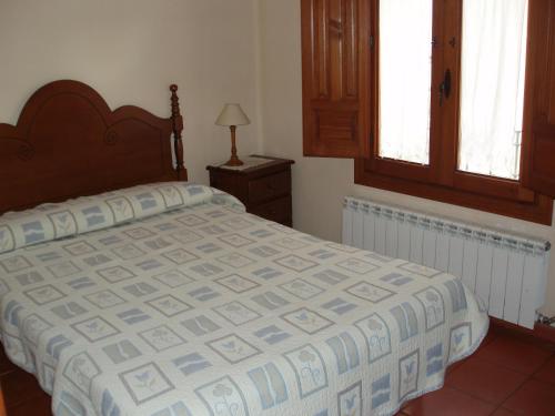 阿尔内迪略Casa Rural Peñalba的一间卧室设有一张床和一个窗口