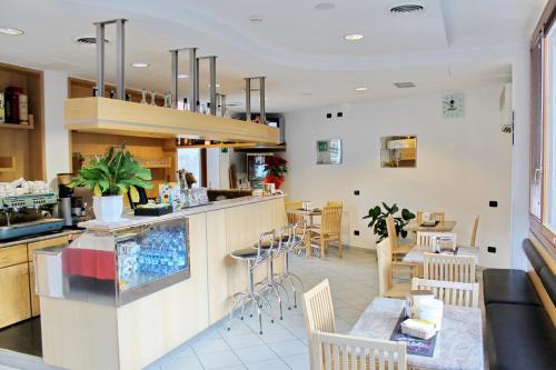 松达洛瑞泽亚酒店的一间带柜台和桌椅的餐厅