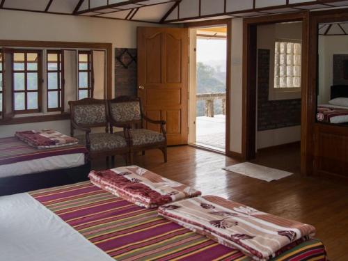 Yenangyaung雷塔尔宫旅馆的带两张床和滑动玻璃门的客房