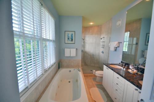 劳德代尔堡Pineapple Point Guesthouse & Resort - Gay Men's Resort的带浴缸、卫生间和盥洗盆的浴室