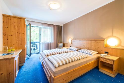 纳图尔诺阿斯托利亚旅馆的一间卧室设有一张大床和一个大窗户
