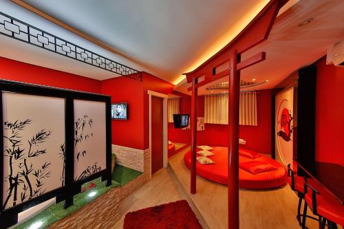 上克鲁斯帕拉迪索情趣酒店 - 克鲁斯阿尔塔的卧室设有红色的墙壁和一张双层床。
