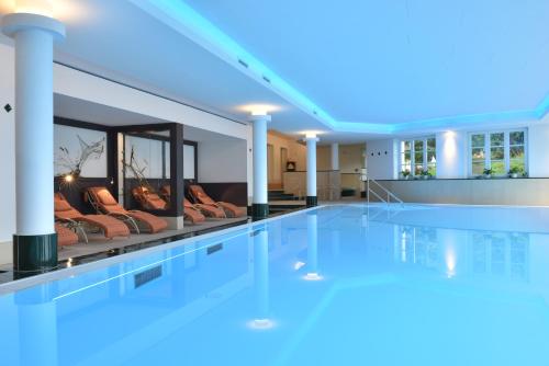 阿伦斯霍普费斯彻维格罗曼蒂克酒店的带沙发的别墅内的游泳池