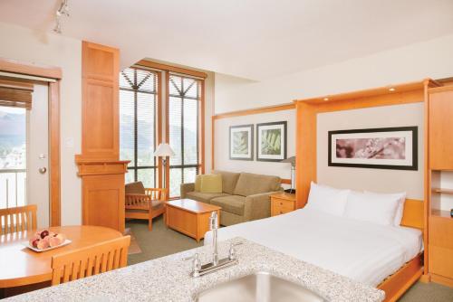 惠斯勒惠斯勒山泛太平洋度假村的酒店客房设有床和客厅。