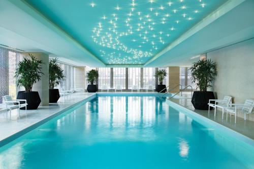 芝加哥芝加哥朗廷酒店的天花板上灯火通明的酒店游泳池