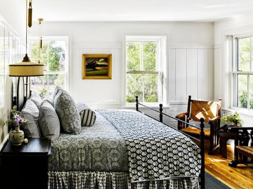 楠塔基特Greydon House的一间卧室设有床和窗户。