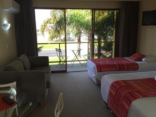 莱克斯恩特伦斯亚伯塔斯曼海滨汽车旅馆 的酒店客房设有两张床和一个阳台。