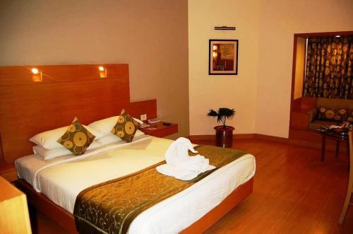 奥兰加巴德VITS Aurangabad的酒店客房,配有带毛巾的床