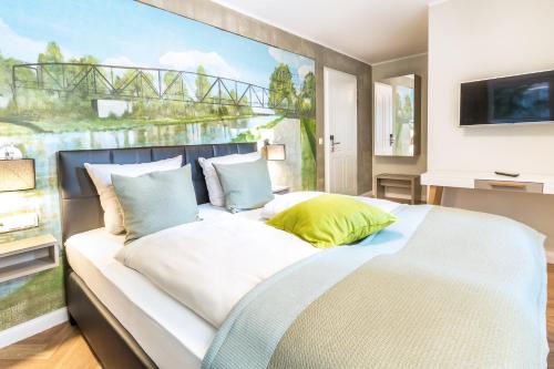 林根林根博格酒店的一间卧室配有一张壁画床
