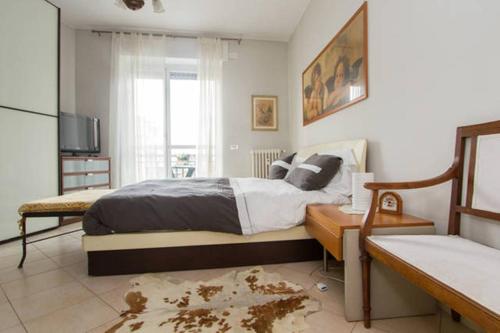 米兰安琪莉卡度假屋的一间卧室配有一张床和一台电视。