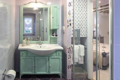 斯普利特Boutique Cardea的一间带绿色水槽和淋浴的浴室