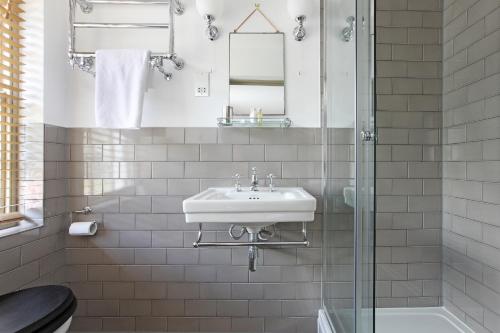 多尔金普劳旅馆的一间带水槽和淋浴的浴室