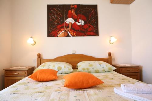 斯拉汀Bonacic Palace的卧室配有2个橙色枕头