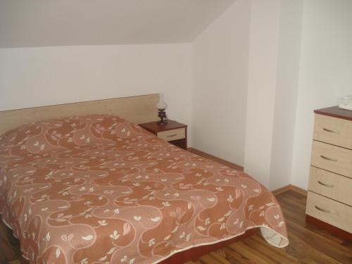代温Kisiovi Apartment的一间小卧室,配有一张床和一个梳妆台