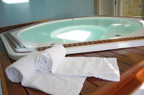 莫日-达斯克鲁济斯马尔萨拉公寓式酒店的一间带按摩浴缸和2条卷毛巾的浴室